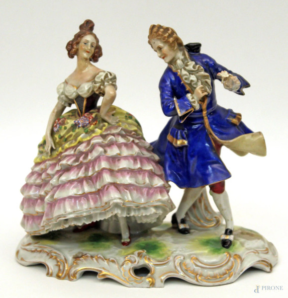 Dama e cavaliere, gruppo in porcellana policroma, manifattura Dresda, h. 16,5 cm.