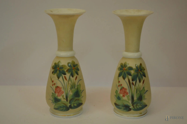 Coppia di vasi in opalina a decoro policromo floreale, Francia periodo liberty, h. 26 cm.