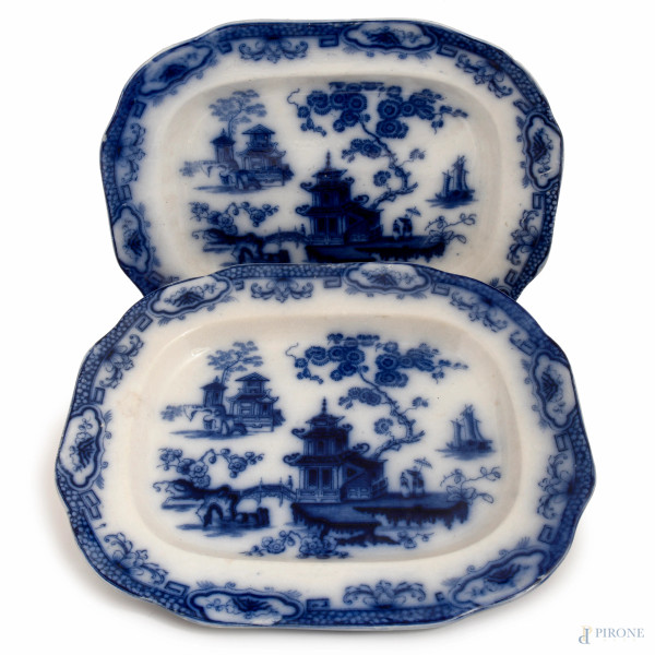 Lotto composto da due grandi vassoi rettangolari in ceramica Tonquin a fondo bianco con decori di ispirazione orientale, cm