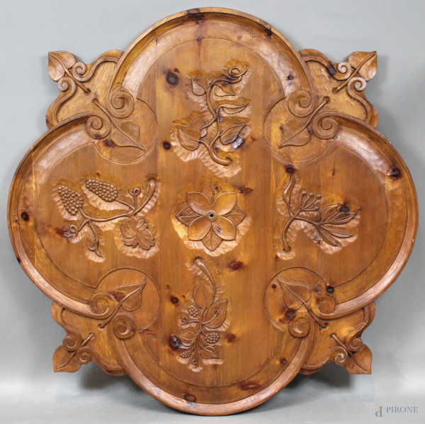 Rosone in legno intagliato, decori a motivi floreali e vegetali, altezza cm. 96x95, arte orientale, XX secolo, siglato al retro.