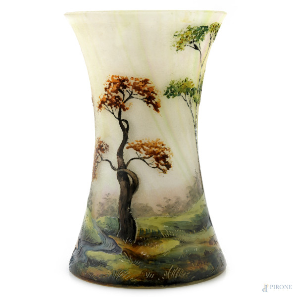 Vaso in vetro Lamartine con raffigurazione di paesaggio dipinto con smalti a rilievo, inizi del XX secolo, altezza cm 17, firmato ad incisione in basso