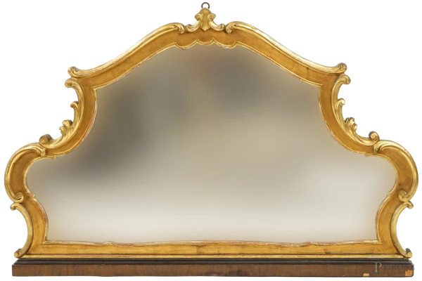 Specchiera di linea sagomata in legno dorato, metà XX secolo, cm 80x123, (difetti)