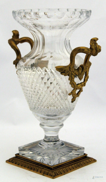 Vaso in cristallo molato e controtagliato con manici e base in metallo dorato