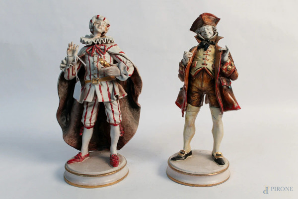 Coppia di personaggi veneziani in porcellana policroma marcata, H 30 cm (difetto al dito).