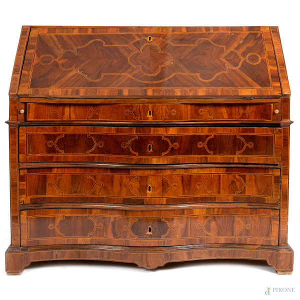 Ribalta  impiallacciata e intarsiata in varie essenze a fronte mosso scandito da quattro cassetti sormontati da sportello a calatoia fungente da piano scrittoio e celante vani e cassetti, XVIII-XIX secolo, cm 101x112x54, (segni di usura, scalfiture, difetti, parti sostituite)
