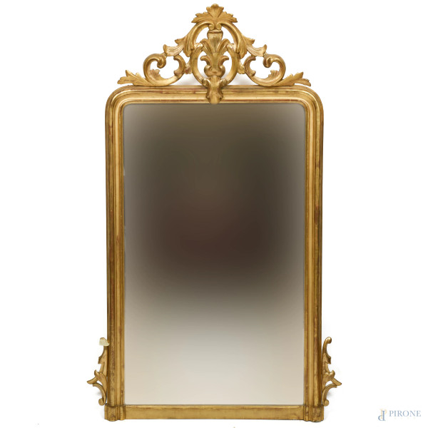 Specchiera in legno intagliato e dorato con elemento apicale a volute, XIX secolo, cm 172x94, (segni di usura, rotture, restauri, difetti)