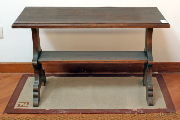Basso tavolinetto in legno tinto a noce, altezza 50x81x36 cm.