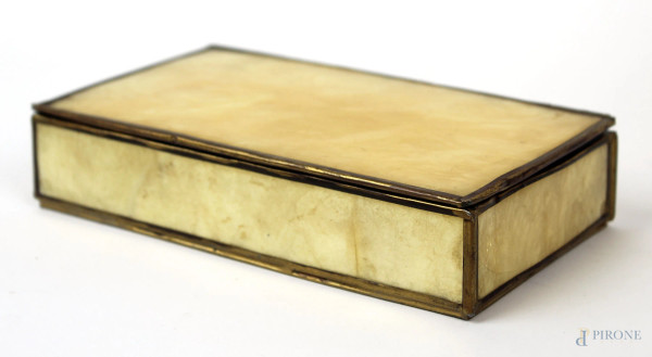 Cofanetto in madreperla e metallo dorato, cm 4x10x17, metà XX secolo, (difetti).