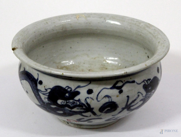 Ciotola in porcellana bianca e blu a decoro di draghi, Cina, XX sec., H 11 cm, diametro 21 cm, difetti.