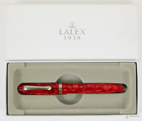 Lalex 1938, penna stilografica con finiture in argento 92, lunghezza cm 13,5, entro custodia originale con carta di garanzia.