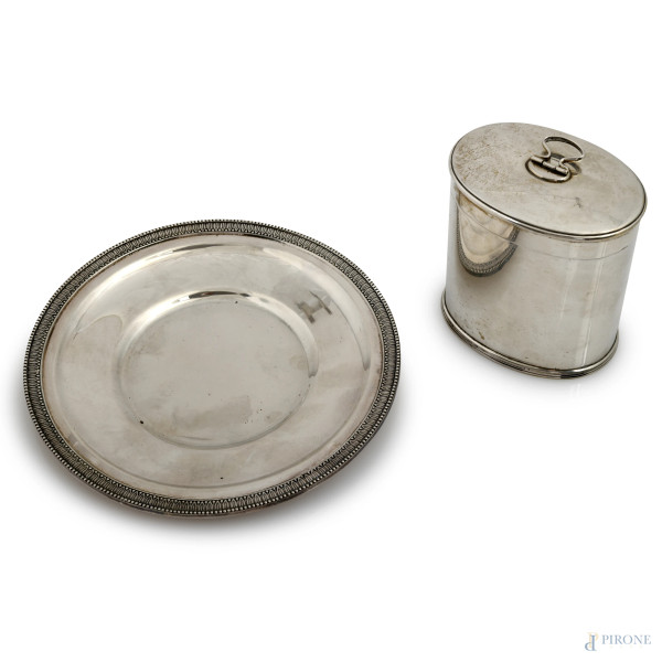 Lotto di un piattino e un contenitore portasigarette in argento 800/00, XX secolo, misure massime cm 16, peso totale gr.340
