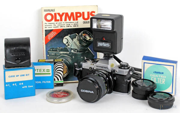 Macchina fotografica Olympus OM 10, con allegato manuale e garanzia datata 1987, completa di flash, zoom, filtri, custodia originale