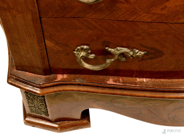 Settimino in noce con decori intarsiati in varie essenze, finiture in bronzo, XX secolo, cm 140,5...
