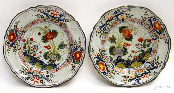 Coppia di piatti in ceramica Faenza con decori floreali, diametro 24 cm.