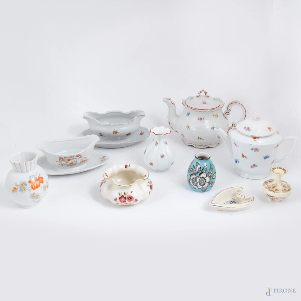Lotto di 10 oggetti in porcellana Zsolnay, XX secolo, altezza massima cm 18, (segni di usura, difetti)