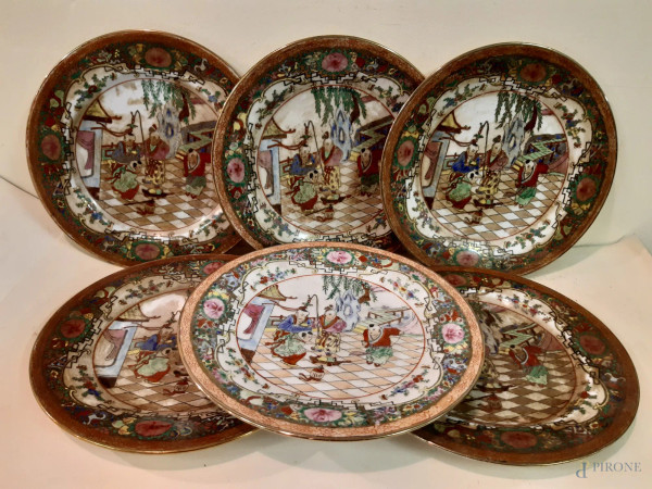 Lotto di sei piatti orientali in porcellana policroma marcati, diam. 26,5 cm.