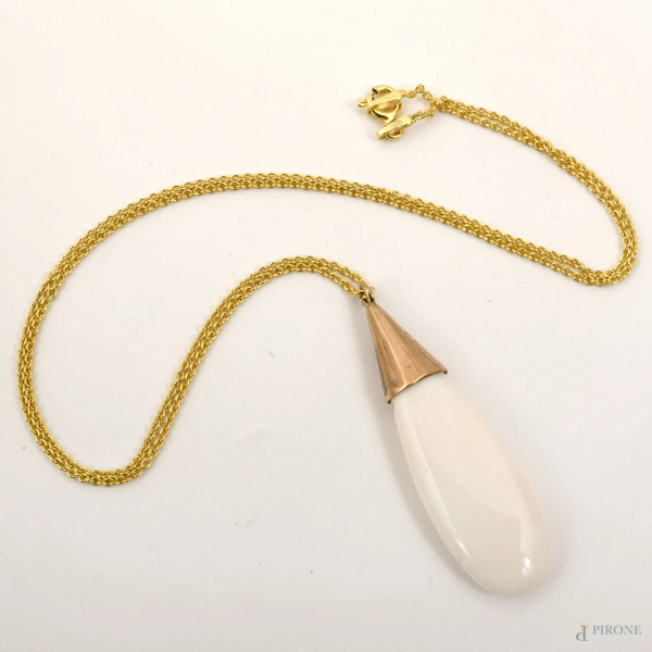 Lotto composto da: orecchini a goccia opalina, in oro e argento e pietre, cm 3,5; catenina in arg...