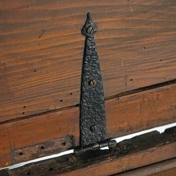 Cassone in legno tenero tinto a noce con fronte scolpito a motivi vegetali e geometrici dorati, g...