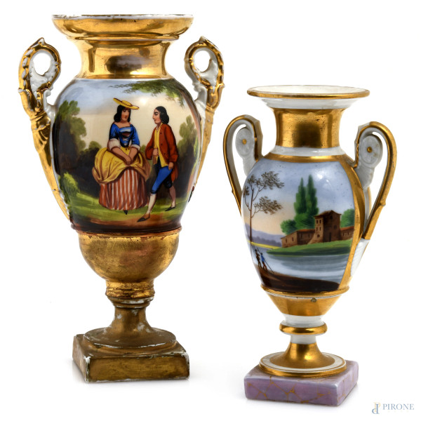 Lotto di due vasi in stile Impero in porcellana dipinta e dorata, XIX-XX secolo, altezza massima cm 24, (segni di usura, difetti, sbeccature, felature, cadute di doratura e di smalto)
