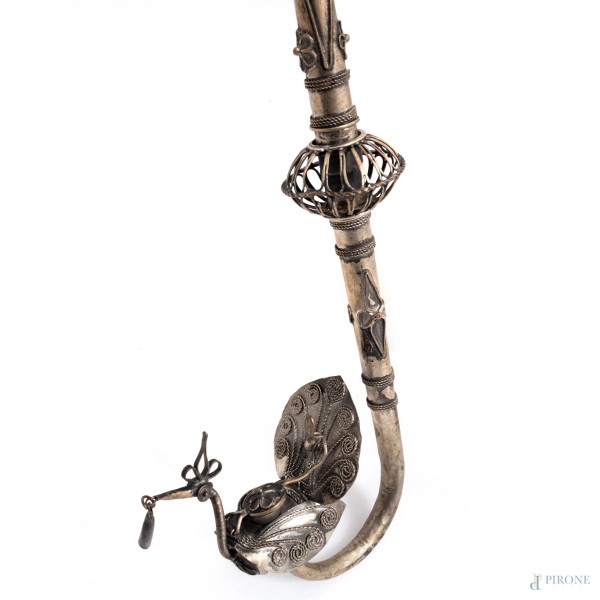 Coppia di pipe in metallo argentato, XX secolo, cm 34,5