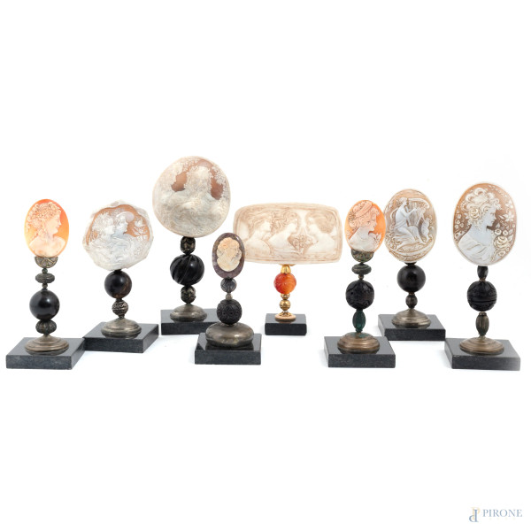 Lotto di otto cammei in conchiglia e materiali vari, XIX secolo, altezza massima cm 15,5, (segni di usura, restauri, difetti)