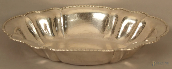 Centrotavola di linea centinata in argento, gr. 1050.