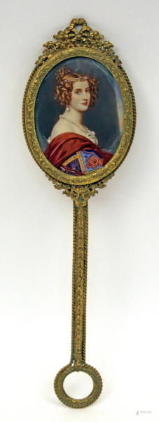 Miniatura raffigurante gentildonna, dipinta su avorio ad assetto ovale, cm 7,5 x 6, XIX sec, firmata, entro cornice in bronzo dorato e cesellato.