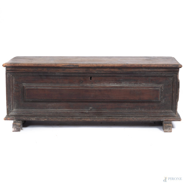 Piccola cassapanca in legno, XVIII secolo, cm 28x75,5x24,5 (segni di usura, scalfiture, difetti)