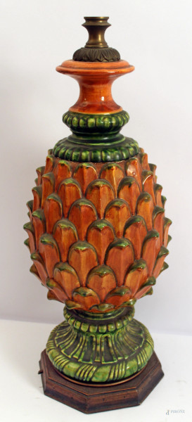 Lampada a forma di ananas in maiolica policroma, poggiante su base in legno, primi 900, h. cm 56.