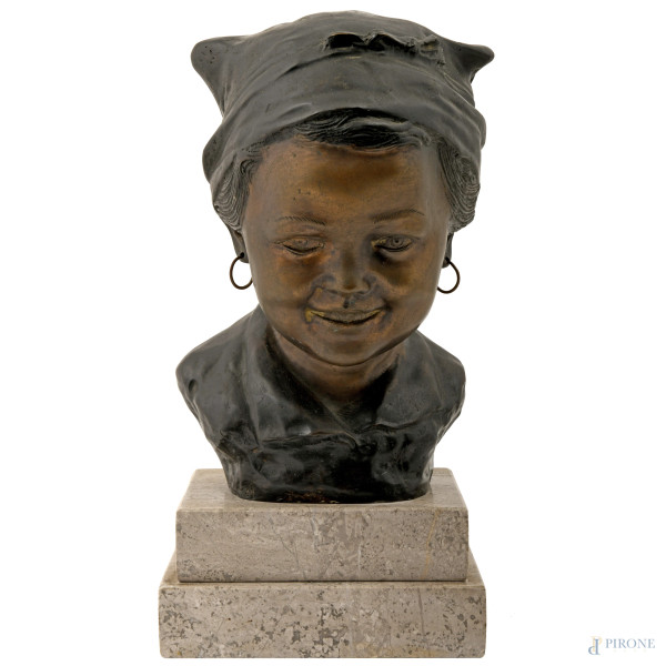 Scultura in bronzo raffigurante il ritratto di una bambina, firmata De Martino, base in marmo, altezza cm 26