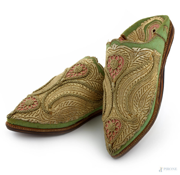 Calzature in cuoio e tessuto ricamato, XIX-XX secolo, (difetti, segni di usura)