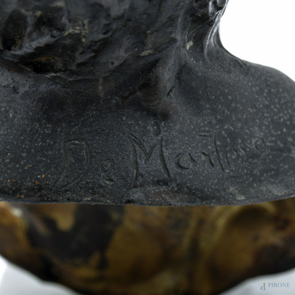 Scultura in bronzo raffigurante fanciullo su base in marmo, firmata "De Martino", altezza cm 32,5