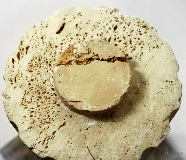 Coppia di colonne in travertino, XX secolo, altezza cm 74 circa