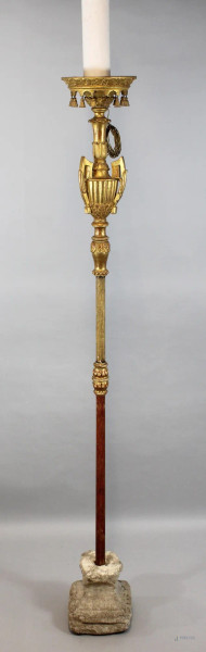Portacero in legno intagliato e dorato, montato a luce elettrica, base in marmo, altezza 230 cm, XVIII secolo.