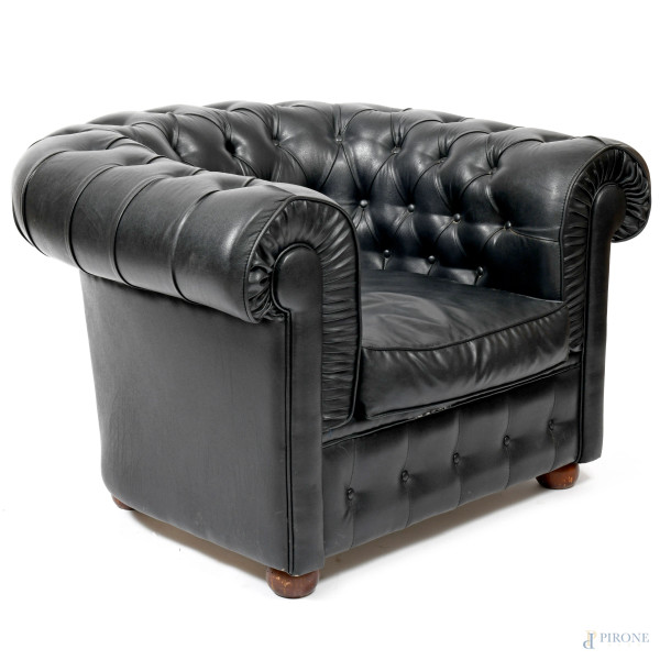 Coppia di poltrone Chesterfield in pelle nera bottonata, XX secolo, cm 70x106x80, (graffi alla pe...