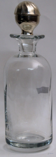 Bottiglia in cristallo con tappo rivestito in argento, H. 30 cm.