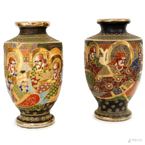 Coppia di vasi Satsuma in porcellana policroma, XX secolo, decoro raffigurante paesaggio con figure orientali, cm h 43, (lievi difetti)