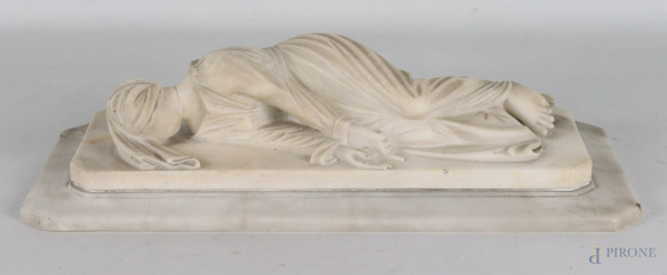 Scultura in pasta di marmo su base in marmo raffigurante santa Cecilia, XX secolo, cm 10x36,5x16, (segni di usure, scalfiture, rotture, restauri, difetti)