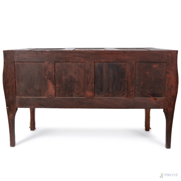Cassettone con piano in marmo in legno impiallacciato con inserti in bronzo dorato. Al fronte due...