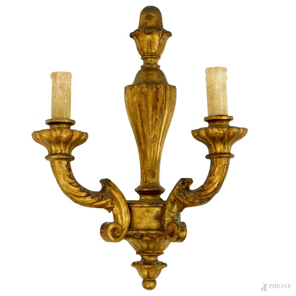 Applique  a due luci in legno scolpito e dorato, XX secolo, cm h 39, (segni del tempo).