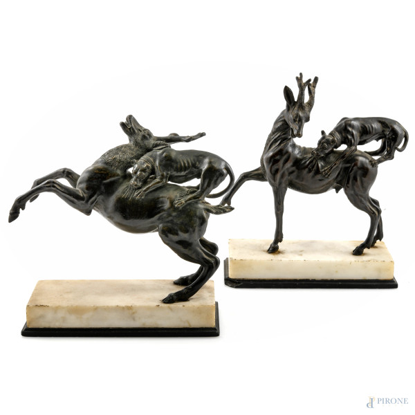 Coppia di sculture in bronzo su base in marmo raffiguranti lotta di segugi e cervi, XX secolo, misure massime cm 23x18,5x8, (segni di usura, scalfiture, graffi, difetti)