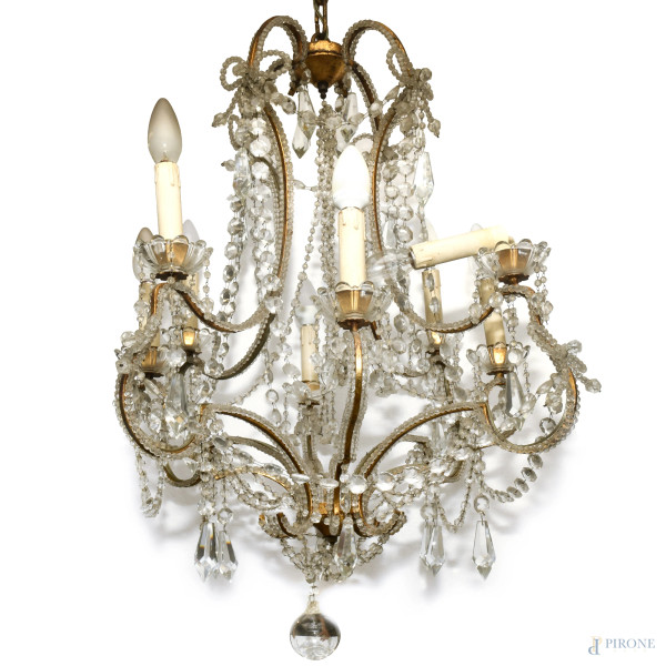 Lampadario a 8 bracci curvilinei in metallo dorato e ricco apparato di pendenti e gocce in cristallo, XX secolo, cm 60x50