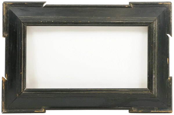 Cornice in legno intagliato ed ebanizzato, XIX secolo, ingombro cm 62,5x96, battuta cm 37x70,5