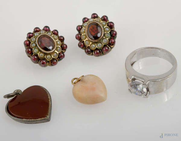 Lotto composto da coppia di orecchini in argento con pietre dure e microperle, un anello in metallo e due ciondoli a forma di cuore