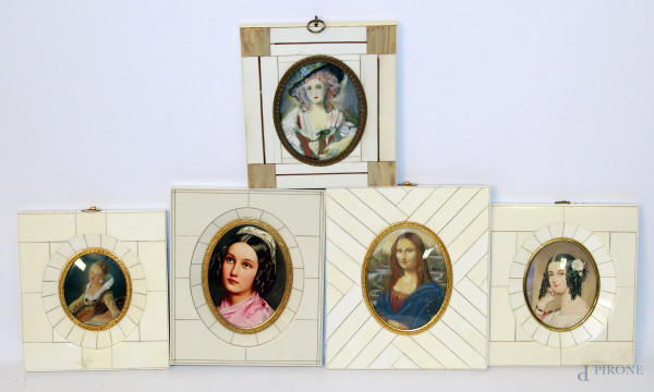 Lotto composto da cinque miniature a soggetto di donne, di cui due stampe, entro cornici in avorio.