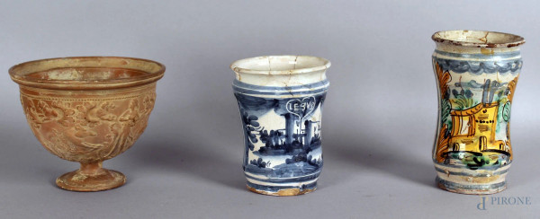 Lotto composto da due albarelli ed un vasetto in ceramica, altezza max. 15 cm, (difetti e restauri).