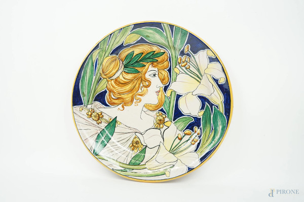 Grande piatto in maiolica policroma raffigurante profilo femminile con calla , cm h 4x28, manifattura Fantechi, Sesto Fiorentino (Firenze), inizi XX secolo. 