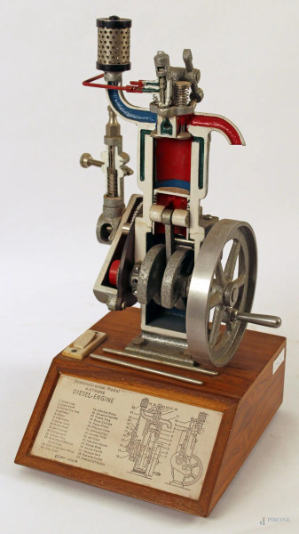 Modellino del motore Diesel,anni 60, (funzionante), h. 41 cm