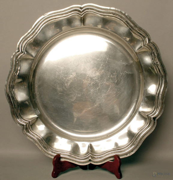 Centrotavola di linea tonda centinata in argento, diametro 42 cm, gr. 1040.