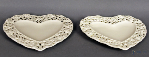 Coppia di vassoietti a forma di cuore in maiolica traforata, cm. 17x19.